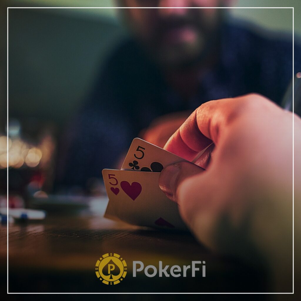 Mãos de Poker: Estratégia, Sorte e Sabedoria no Jogo – Surgiu